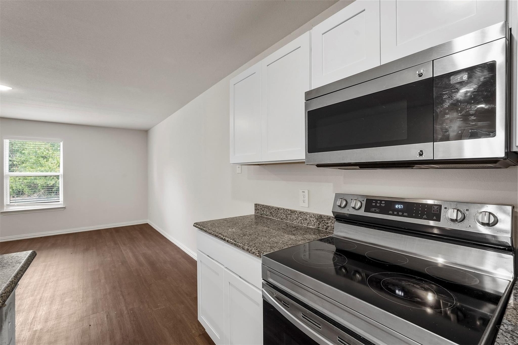 2208 Sayle Street - Photo 5