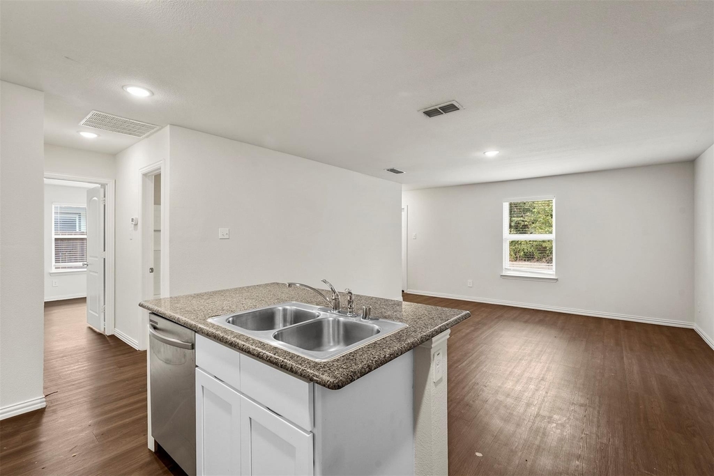 2208 Sayle Street - Photo 9