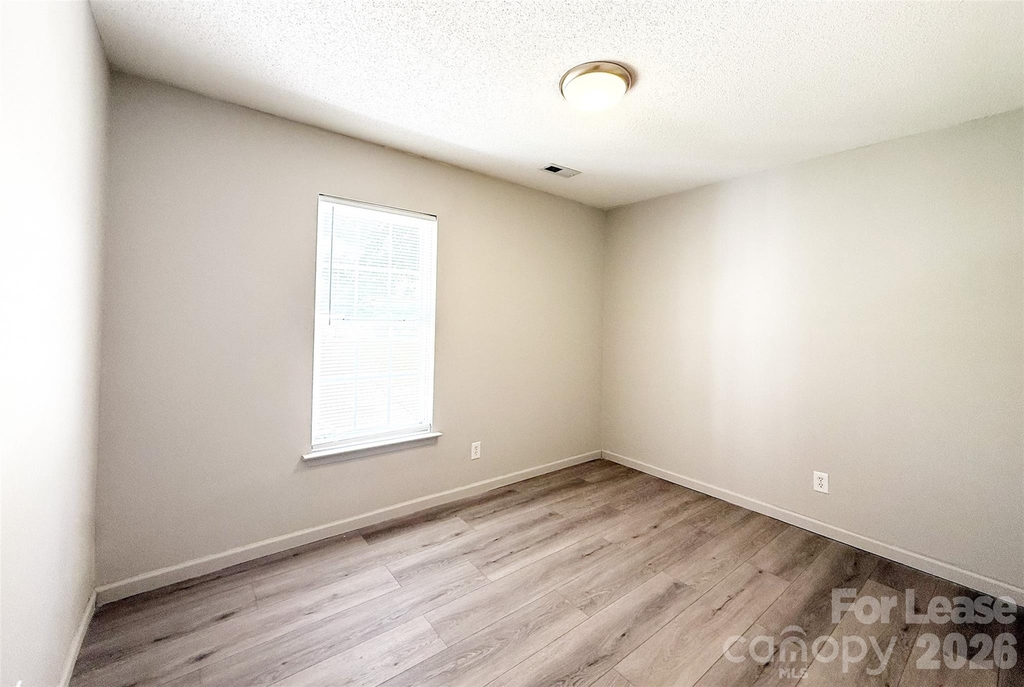 527 E Carpenter Street - Photo 13
