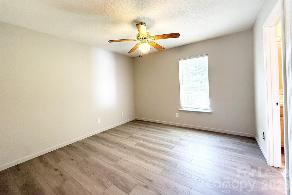 527 E Carpenter Street - Photo 14