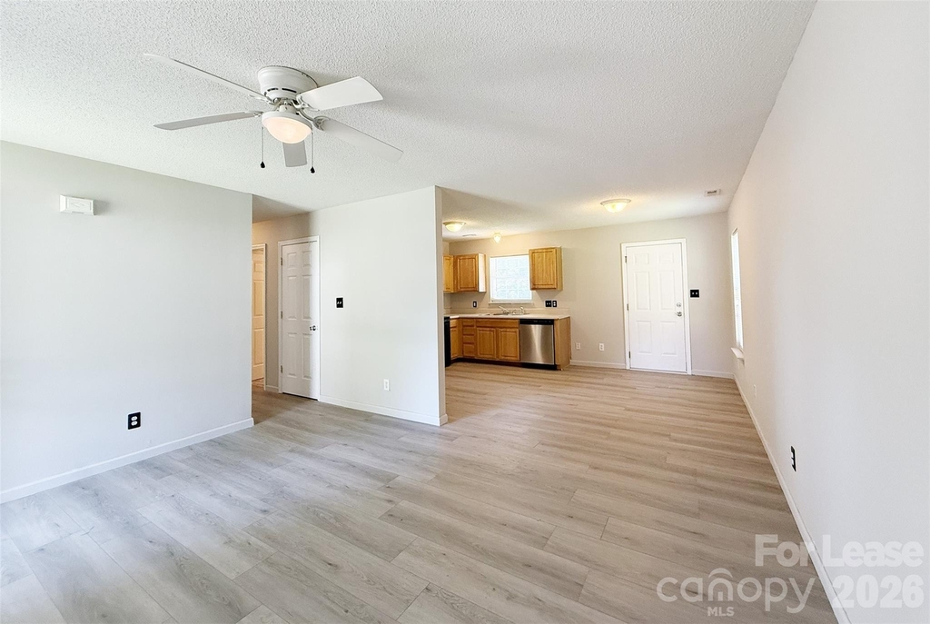 527 E Carpenter Street - Photo 8