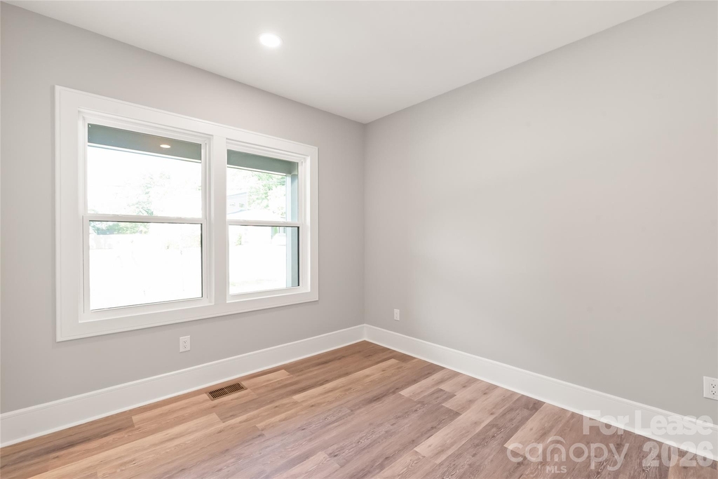 3905 Plainview Road - Photo 5
