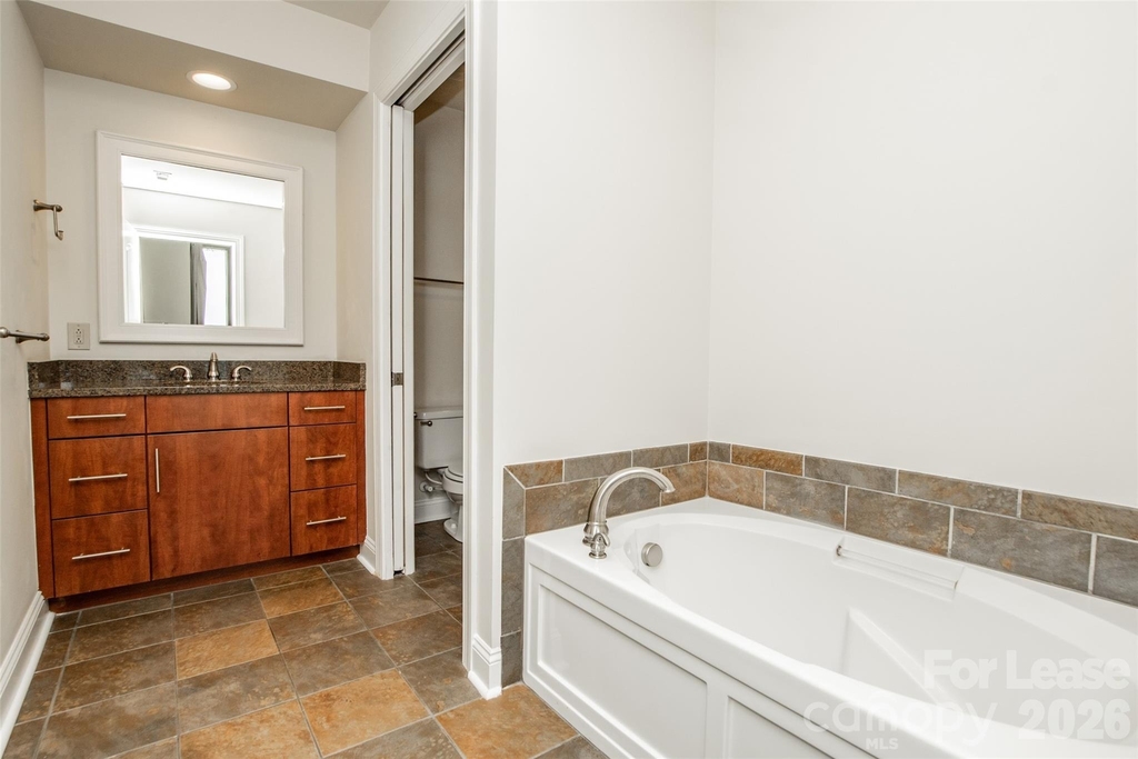 701 Royal Court - Photo 11