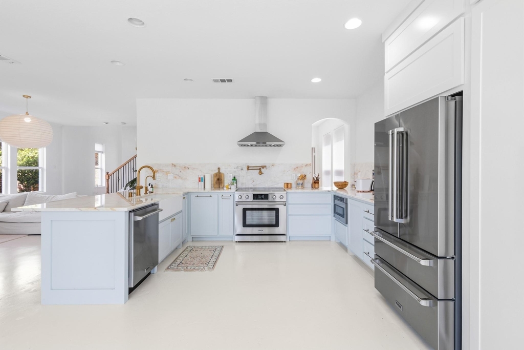 16012 Alvarado Drive - Photo 2