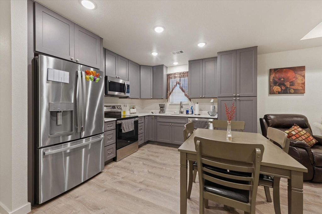 1206 Claude Street - Photo 5