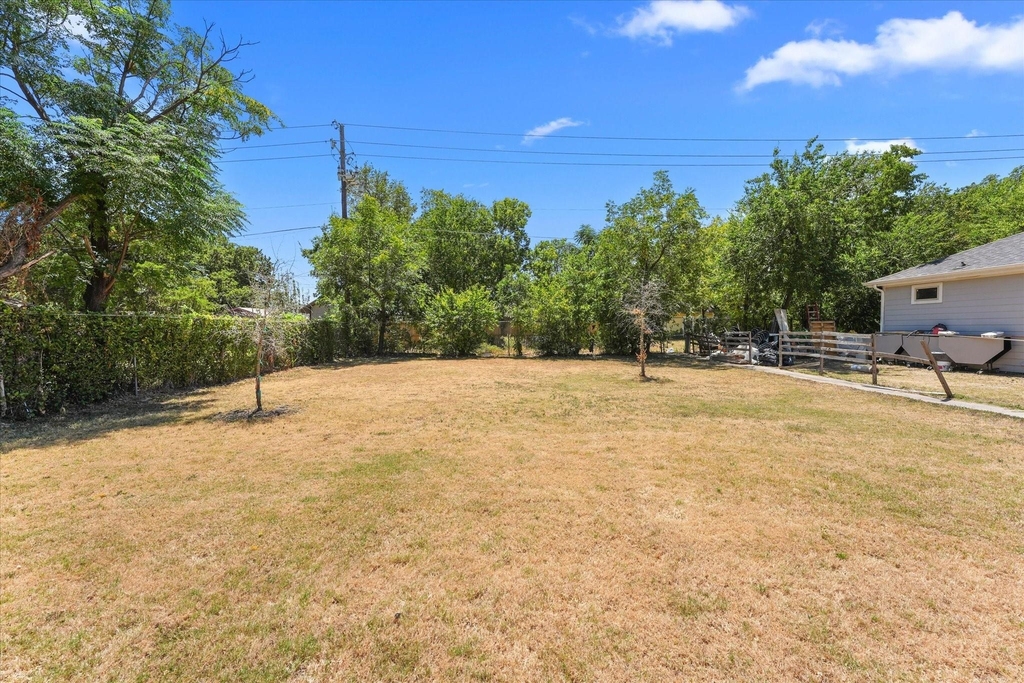 1206 Claude Street - Photo 12