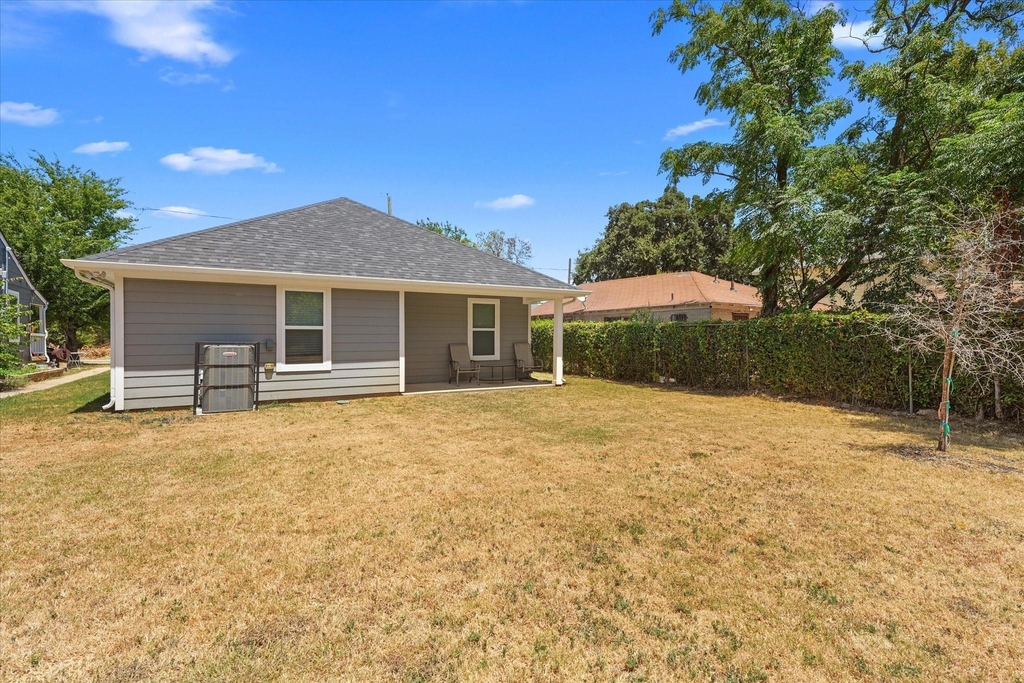 1206 Claude Street - Photo 14