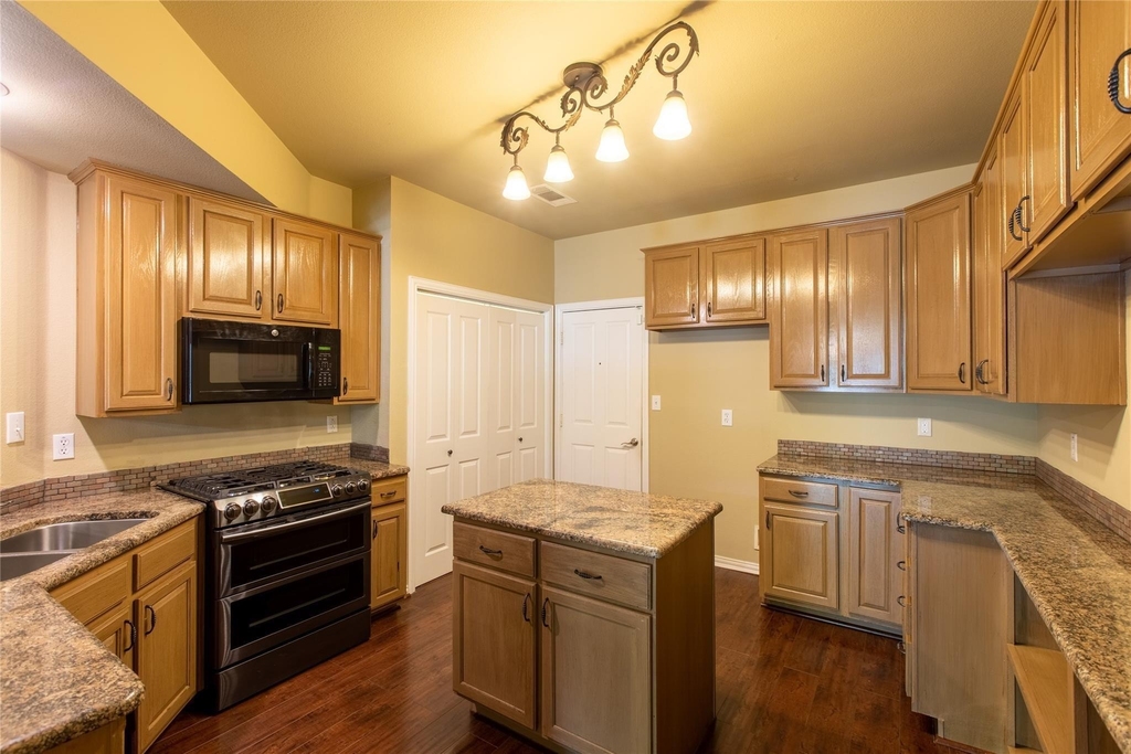 609 Regency Drive - Photo 12