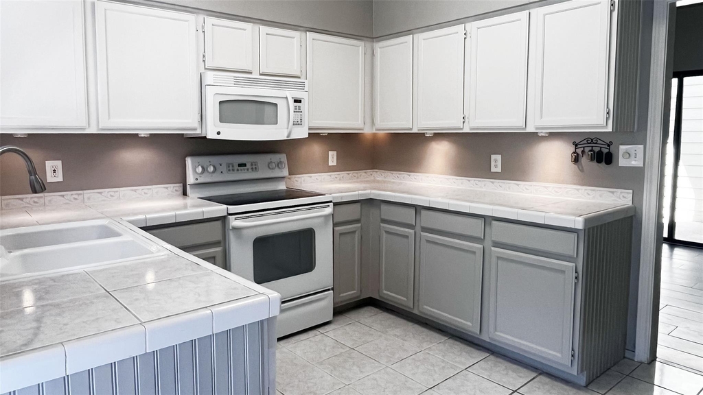 3224 Plumstead Drive - Photo 3