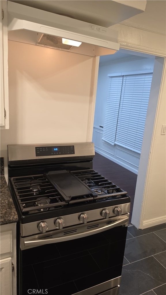 1022 W 57th - Photo 9