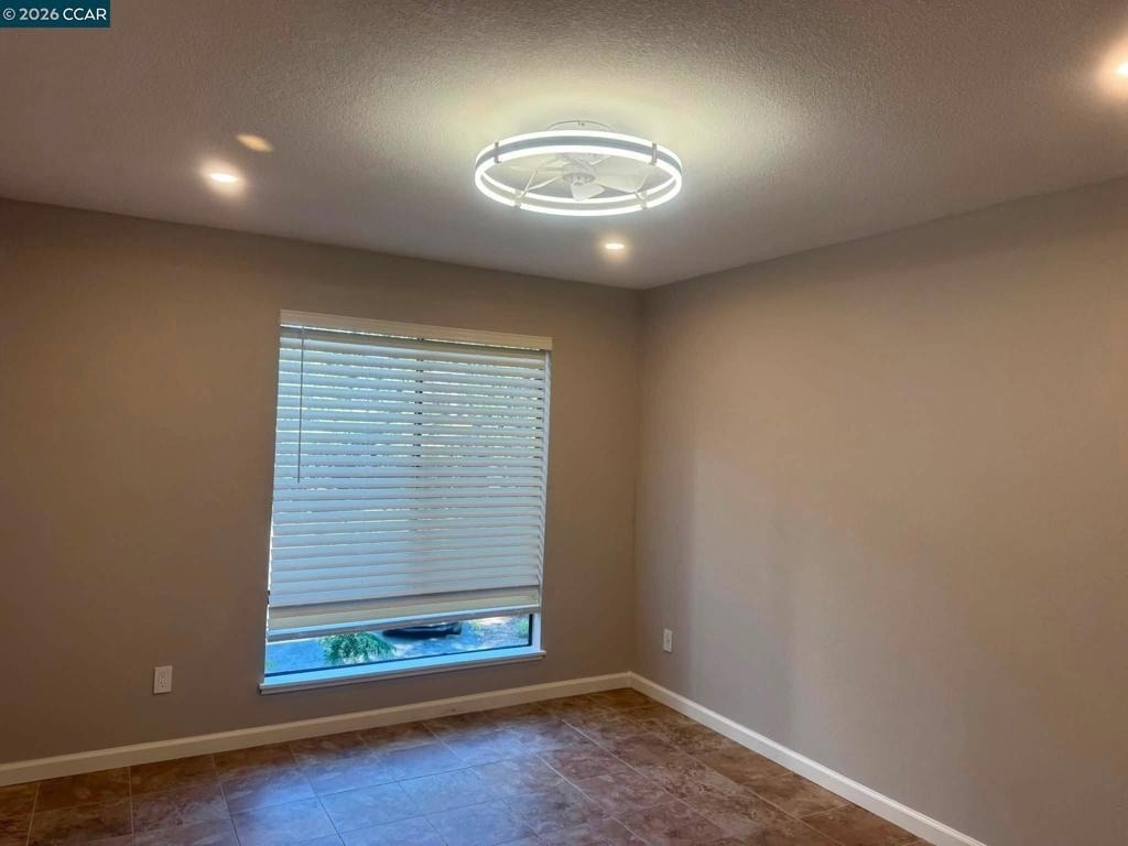 330 N Civic - Photo 16