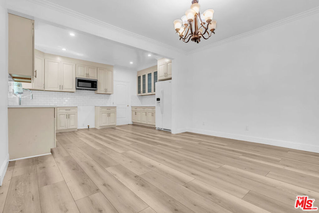261 W 43rd Place - Photo 4