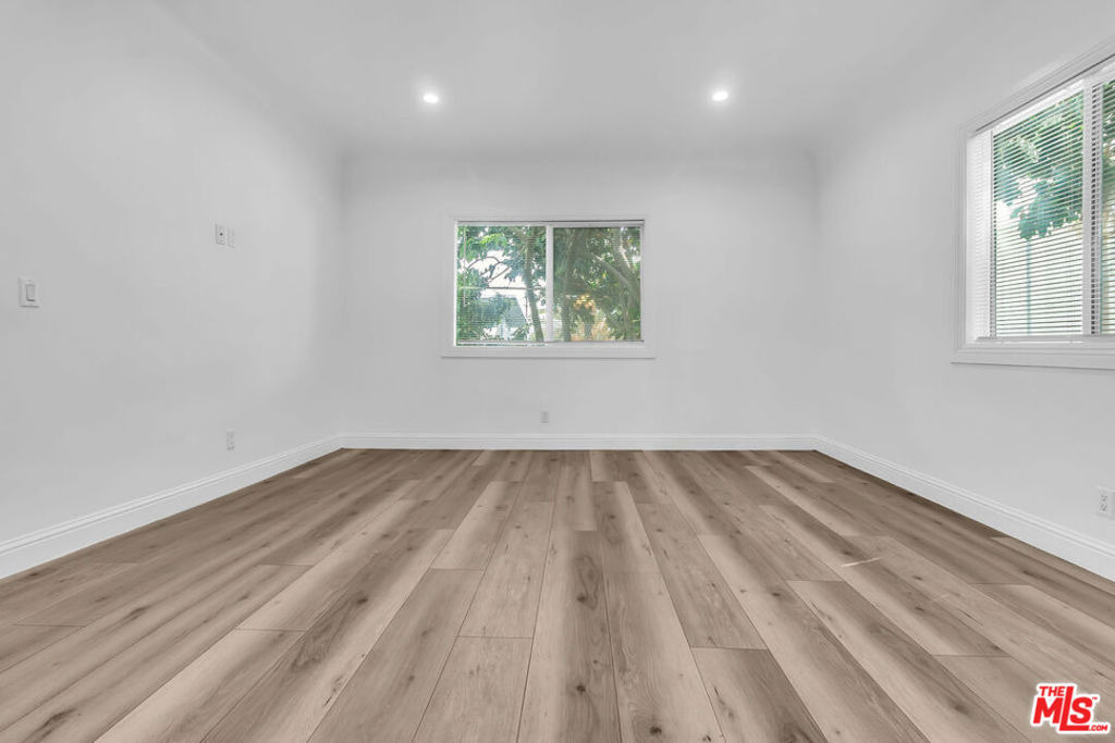 261 W 43rd Place - Photo 3