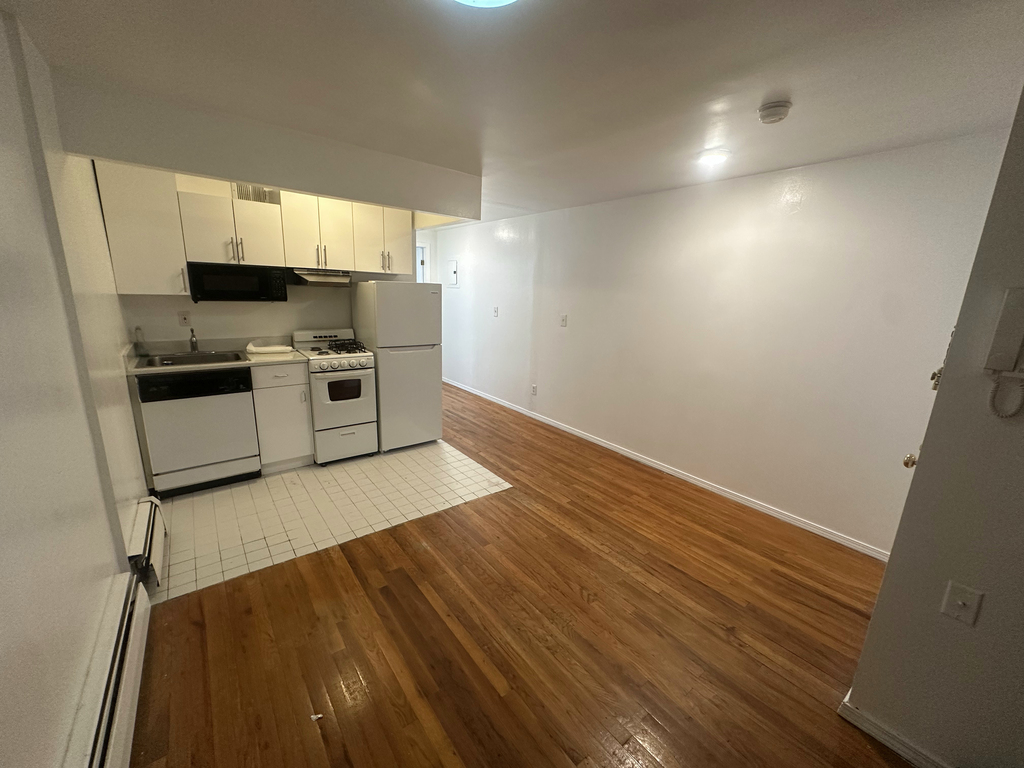 1425 York Avenue - Photo 1