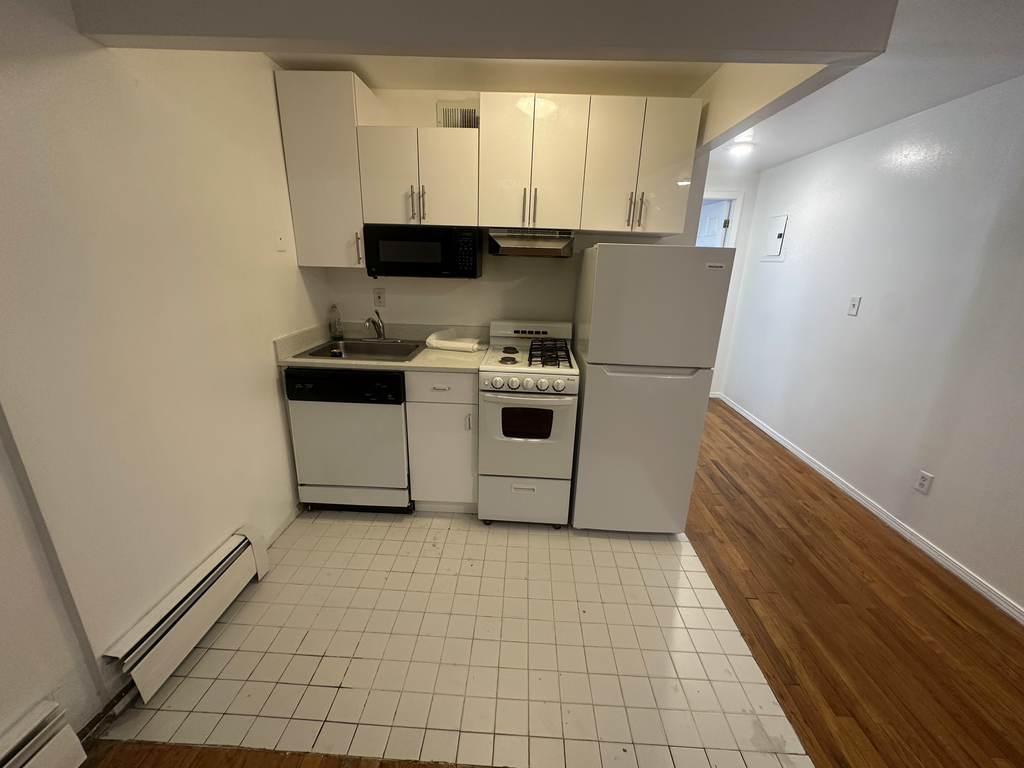 1425 York Avenue - Photo 2