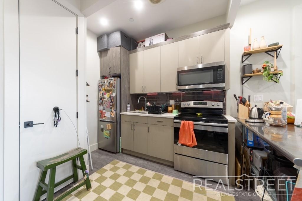697 Dekalb Ave - Photo 2