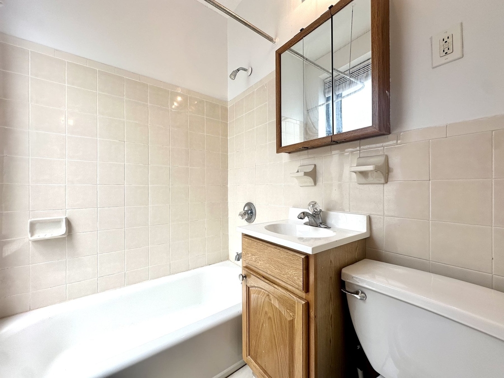3135 Broadway - Photo 3