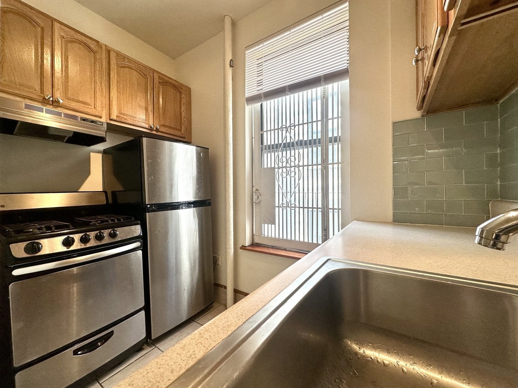 3135 Broadway - Photo 2