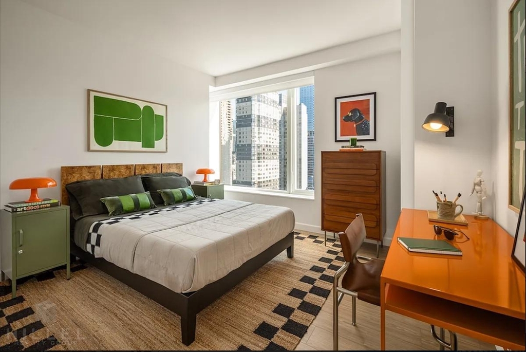 10th Avenue - Photo 4