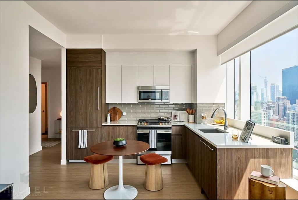 10th Avenue - Photo 1