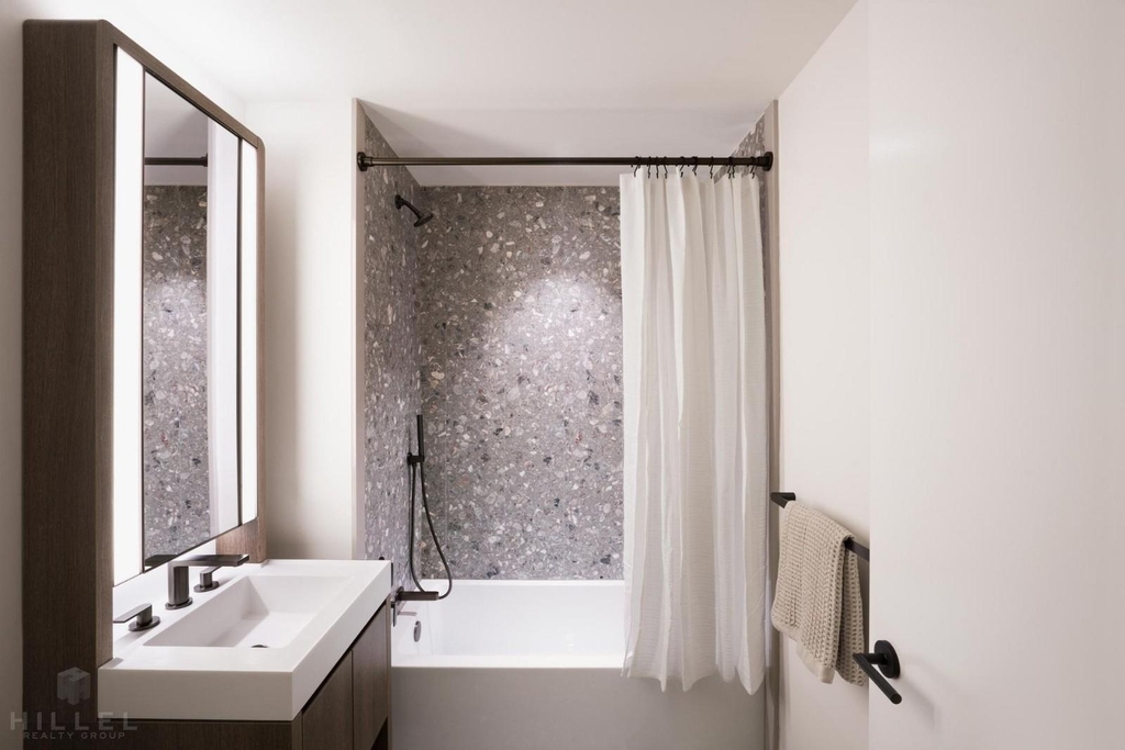 West 60th Street - Photo 9