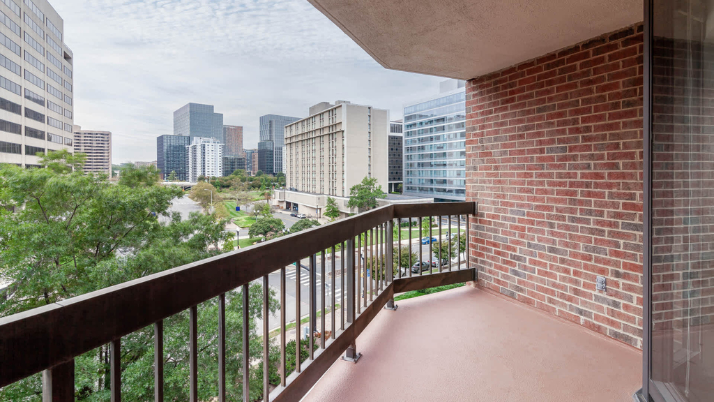 1501 Crystal Dr. - Photo 11
