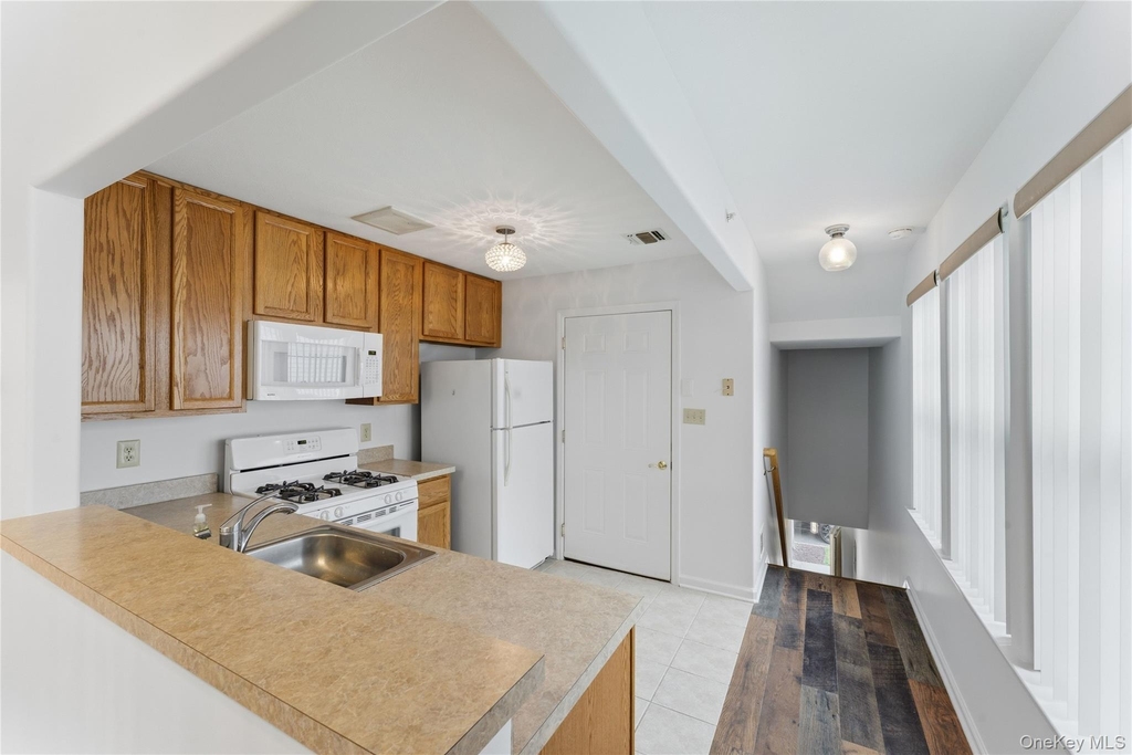 136 Meridian Boulevard - Photo 4