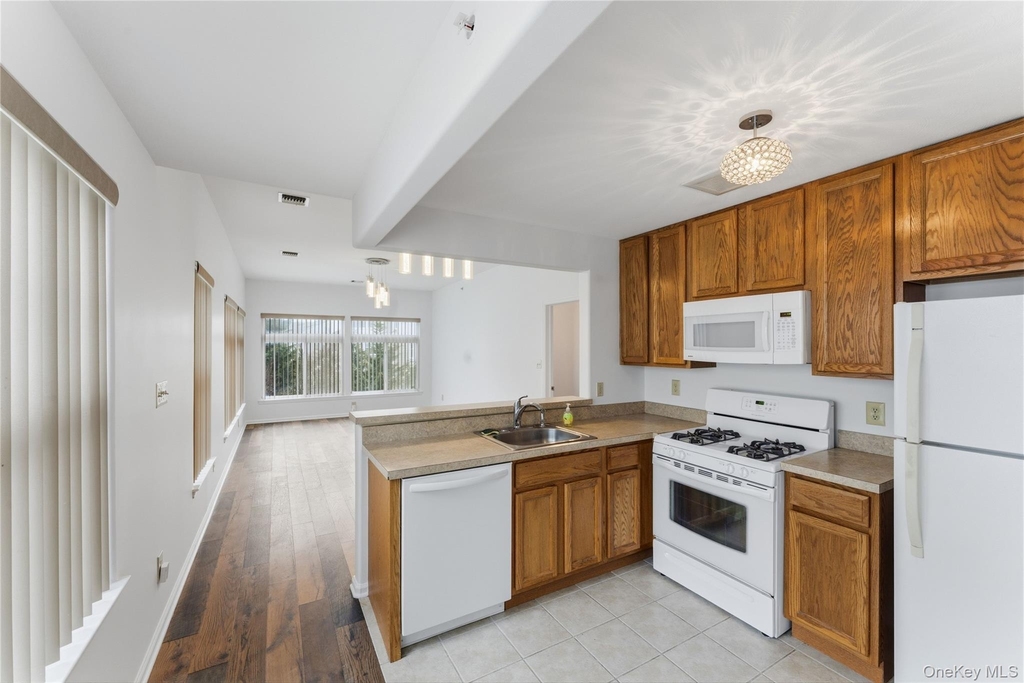 136 Meridian Boulevard - Photo 3