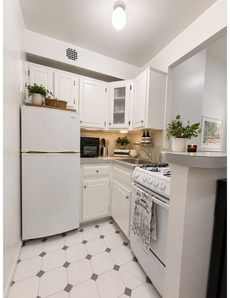 112 W 73rd Street - Photo 3