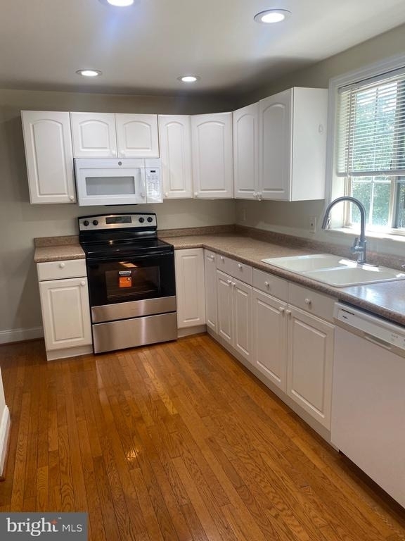 8122 Parkdale Court - Photo 4