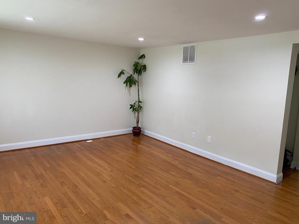 8122 Parkdale Court - Photo 2