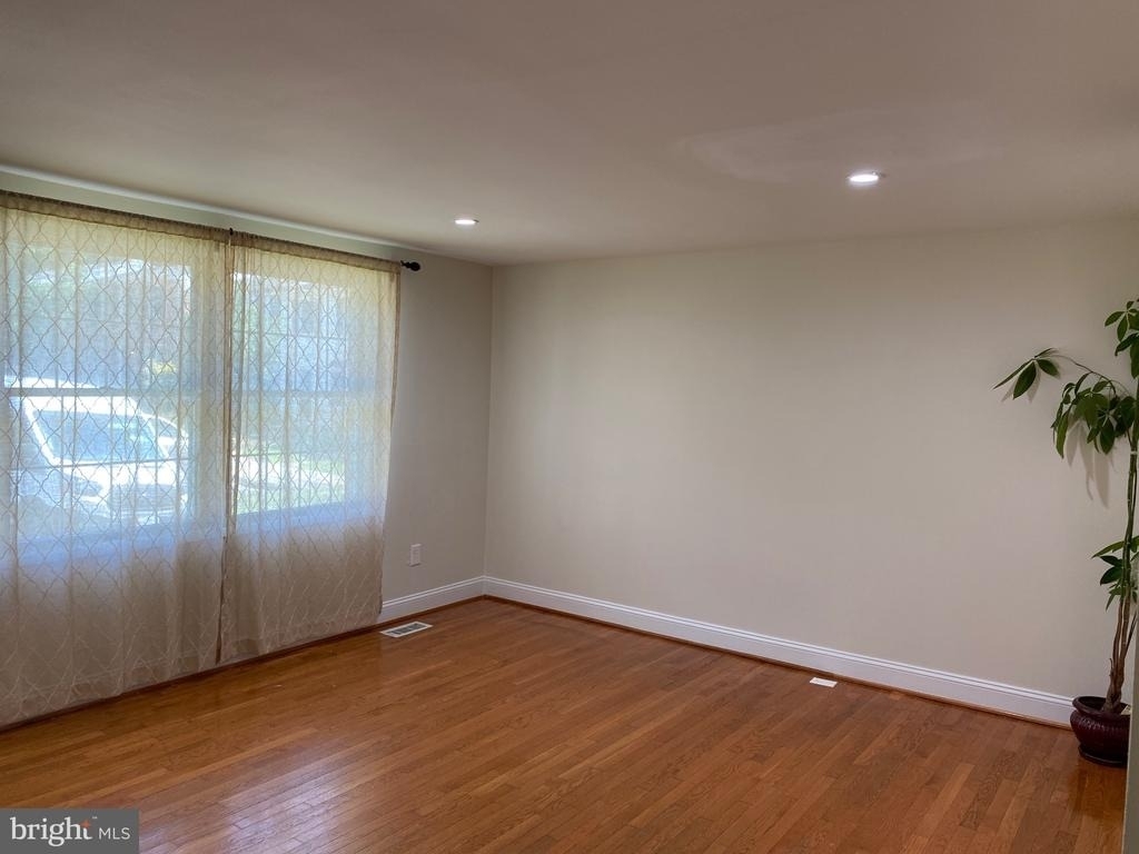 8122 Parkdale Court - Photo 3