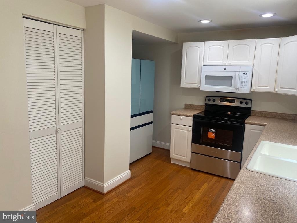 8122 Parkdale Court - Photo 5