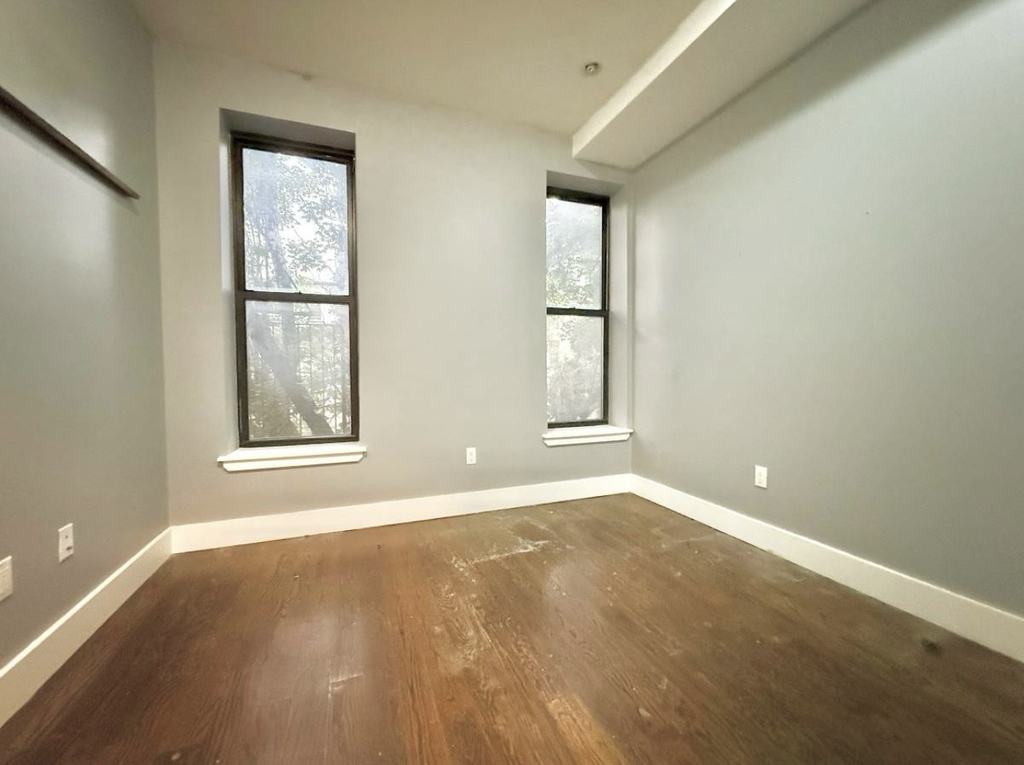 615 Gates Avenue - Photo 5
