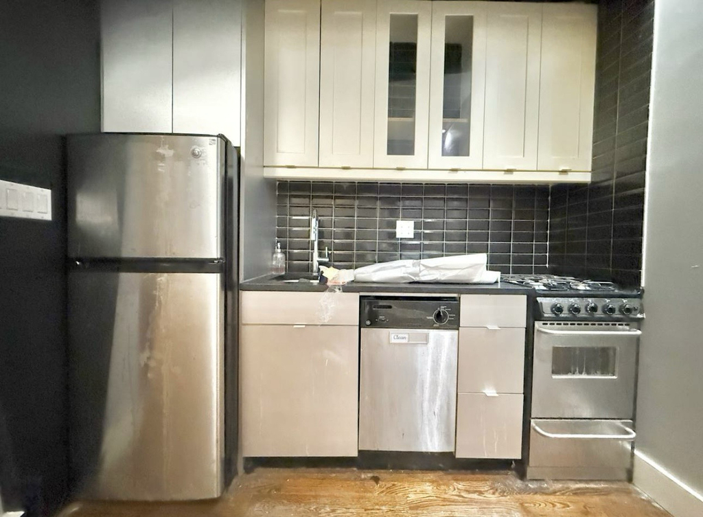 615 Gates Avenue - Photo 2