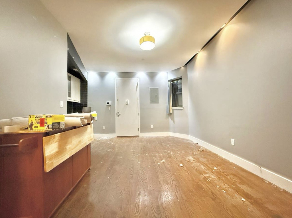 615 Gates Avenue - Photo 0