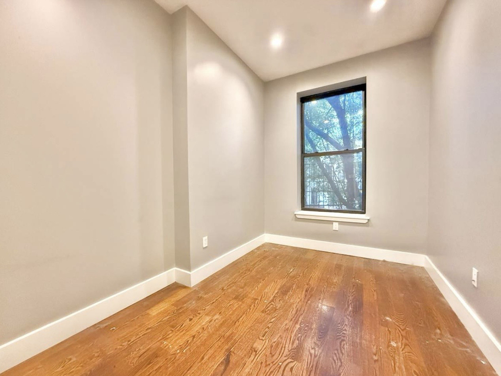 615 Gates Avenue - Photo 3