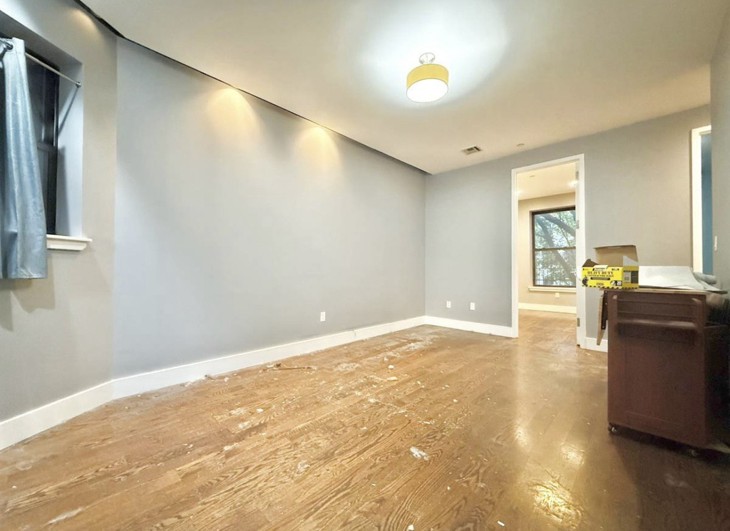 615 Gates Avenue - Photo 1