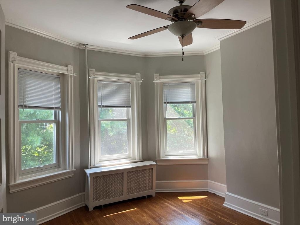210 Grayling Avenue - Photo 5