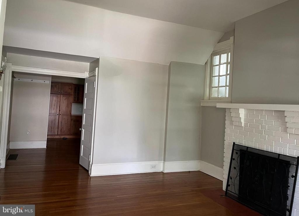 210 Grayling Avenue - Photo 2