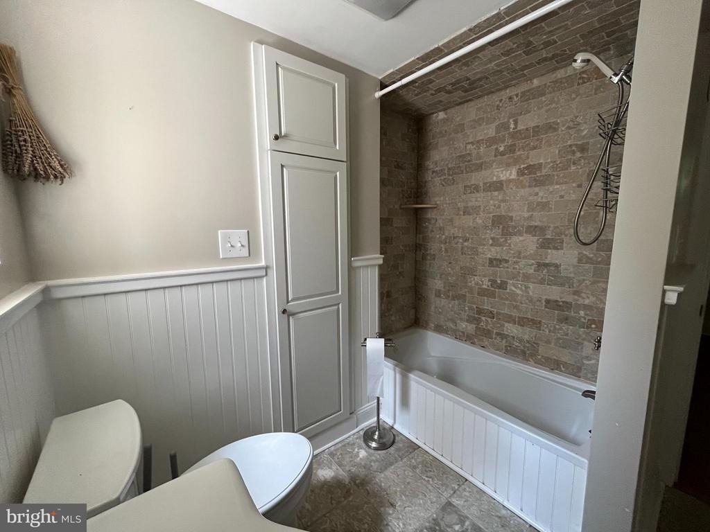 210 Grayling Avenue - Photo 8