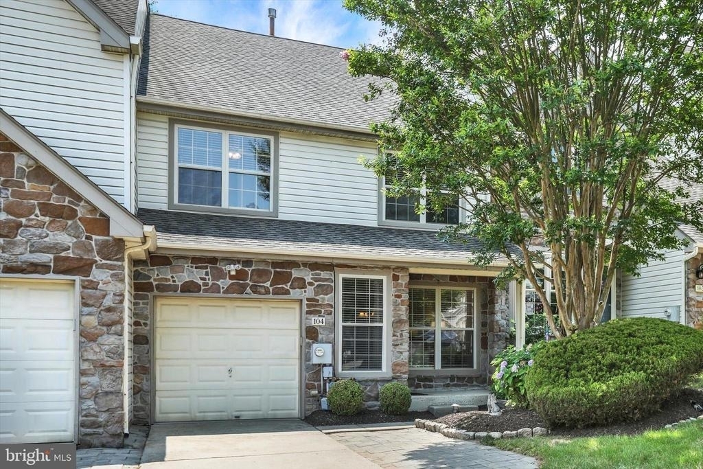 104 Suffield Court - Photo 0