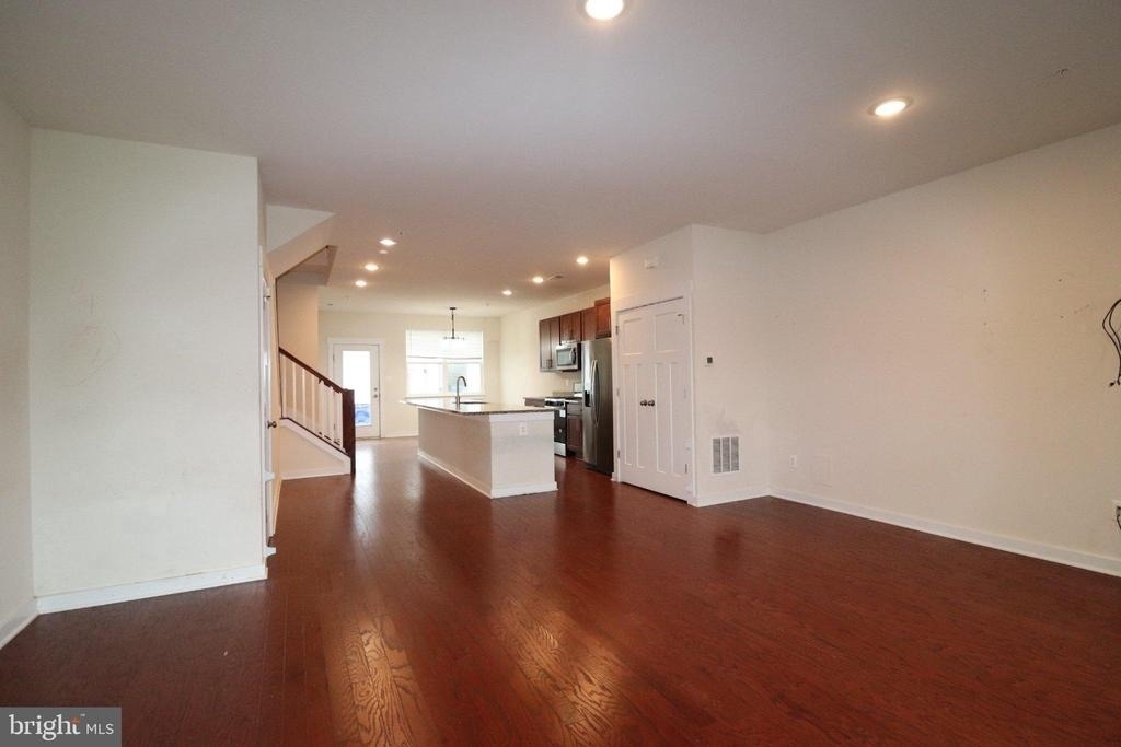 414 Waverley - Photo 2