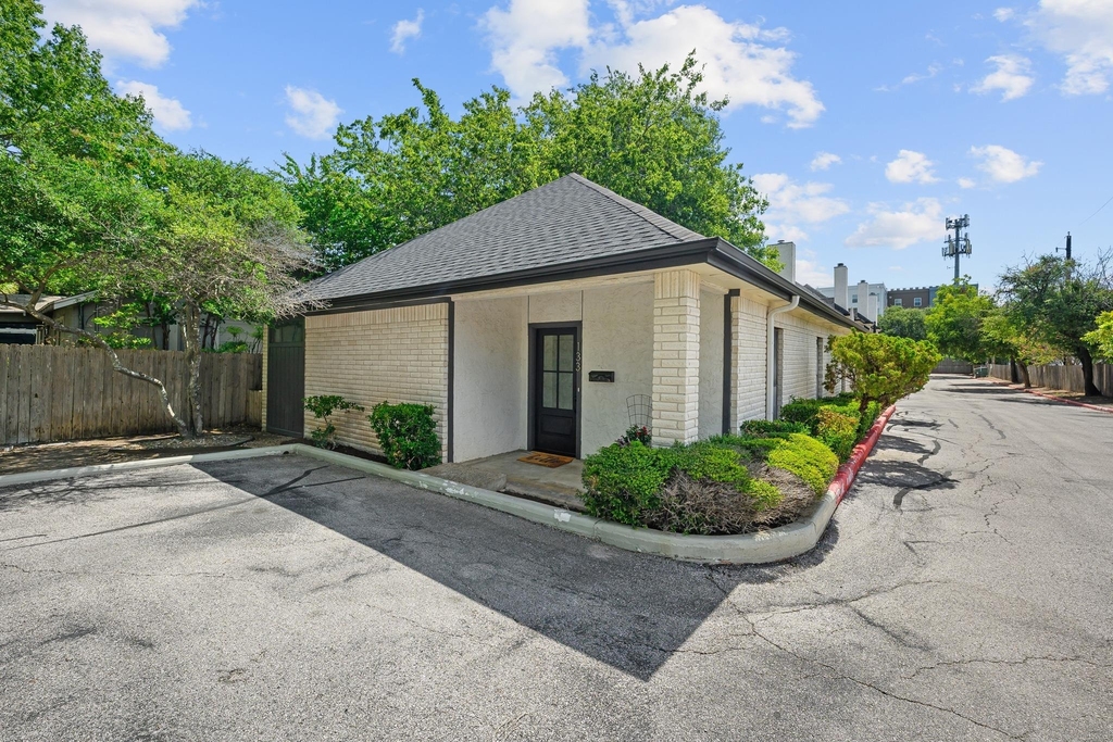 1307 Kinney Ave - Photo 1