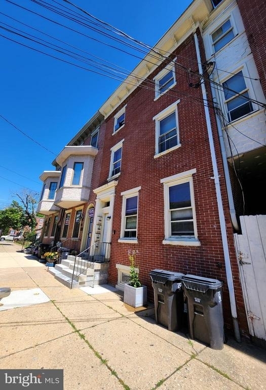 403 W 6th Street - Photo 1