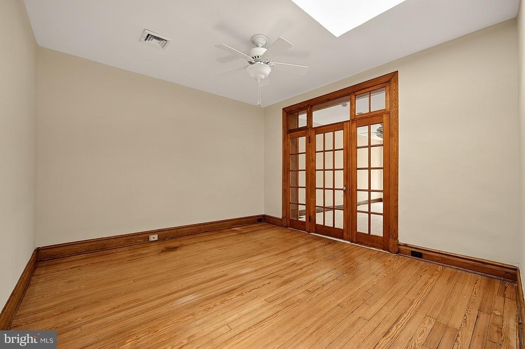 221 E Street Se - Photo 32