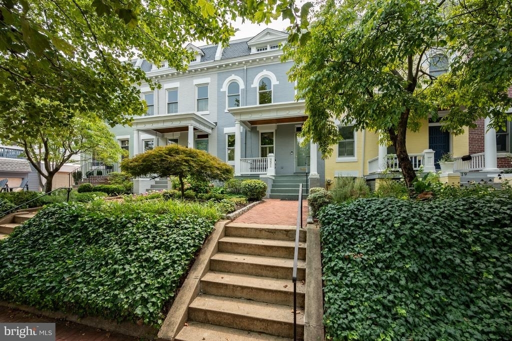 221 E Street Se - Photo 1