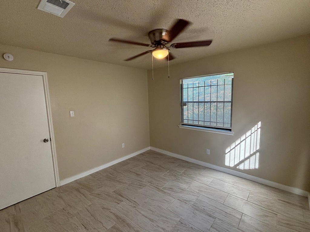 4609 E 12th St - Photo 12