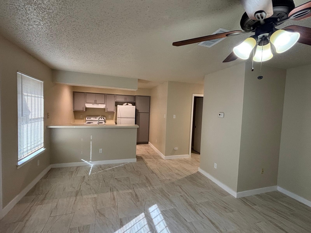 4609 E 12th St - Photo 4