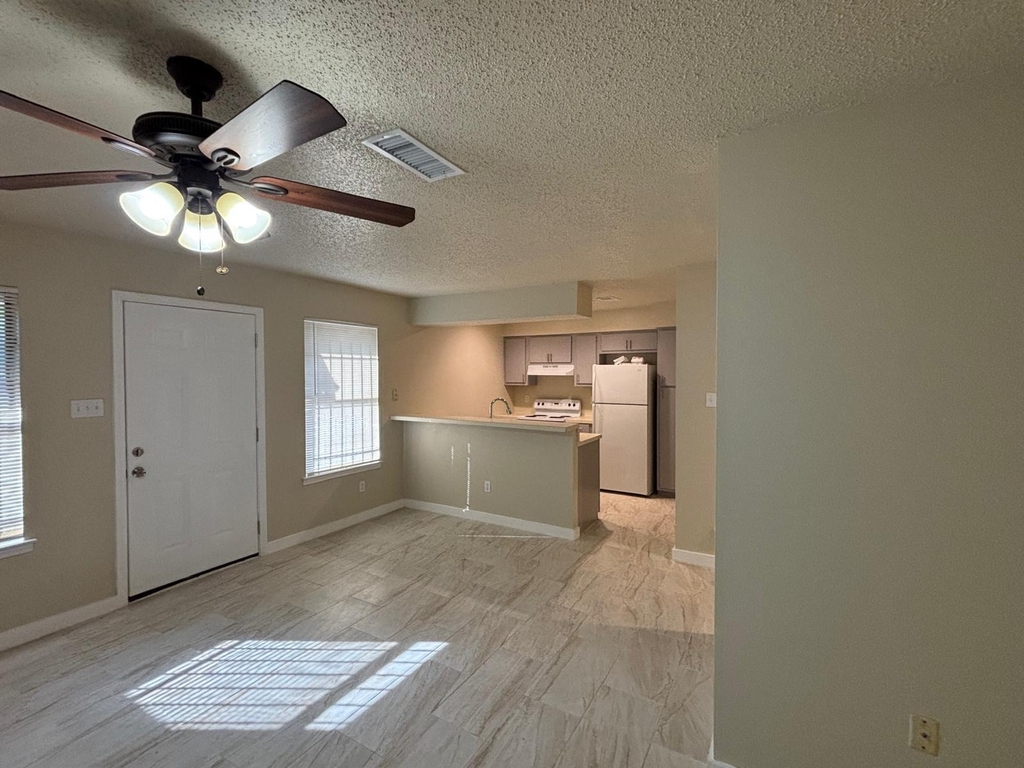 4609 E 12th St - Photo 2